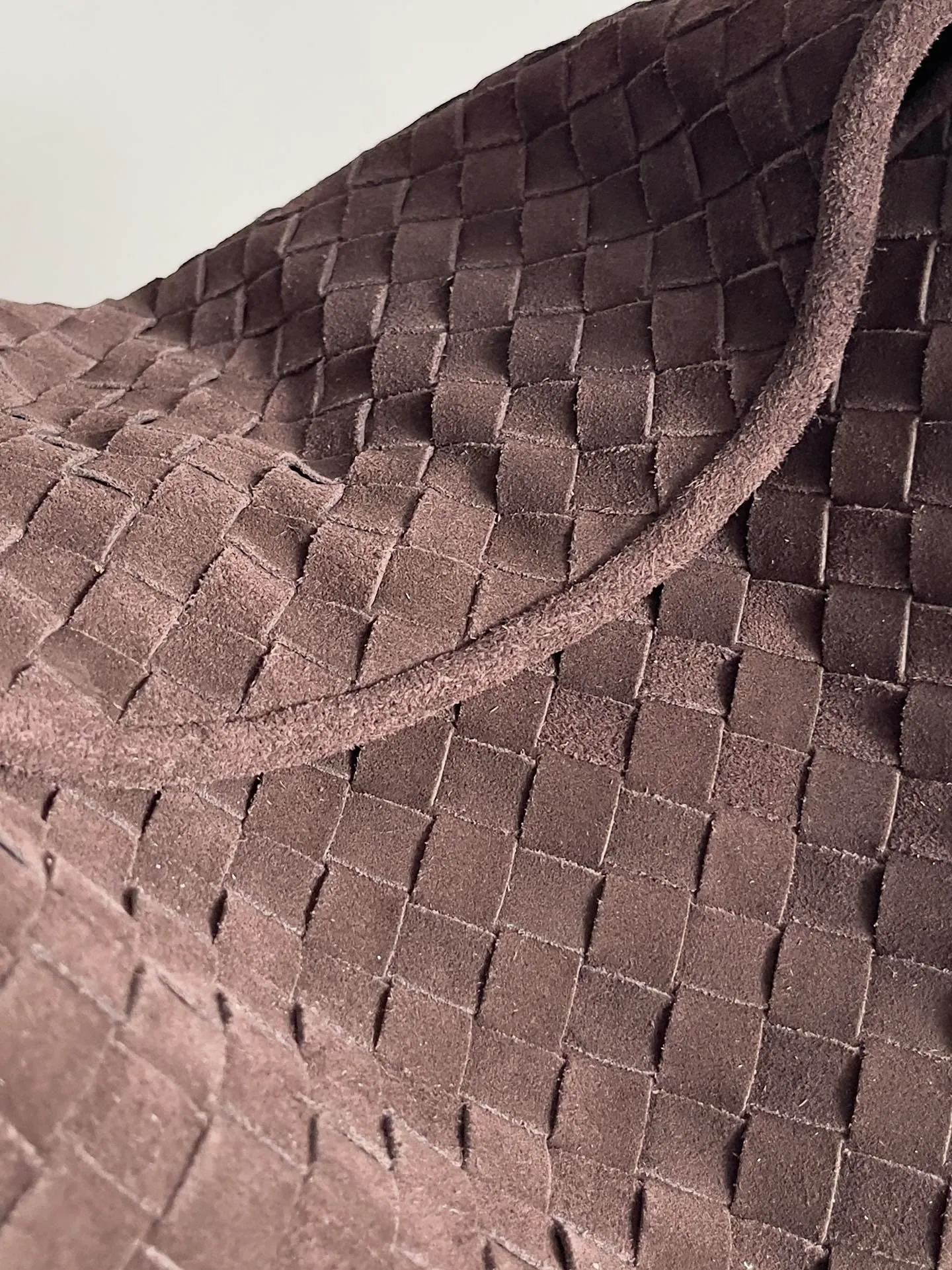 Batch 2160 Recently, I seem to be obsessed with this bag from BV~ The new Hop is really not too beautiful. The whole bag has no seams. The bag body and handles are made of one piece of leather. It embodies the style and essence of Bottega Veneta. It truly represents craftsmanship and creativity. The large size has a very loose and lazy upper body. Big bag lovers will definitely not regret buying it. Style number: 763970 Size: 53*24*13